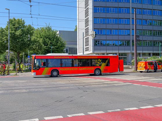 Schwerer Stadtbahnunfall in Hannover An der Haltestelle Allerweg kollidierten zwei Stadtbahnen. Dabei wurden 12 Personen verletzt. *** Serious light rail accident in Hanover Two light rail vehicles collided at the Allerweg stop, injuring 12 people Copyright: xBerndxGüntherx