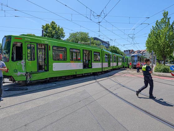 Schwerer Stadtbahnunfall in Hannover An der Haltestelle Allerweg kollidierten zwei Stadtbahnen. Dabei wurden 12 Personen verletzt. *** Serious light rail accident in Hanover Two light rail vehicles collided at the Allerweg stop, injuring 12 people Copyright: xBerndxGüntherx