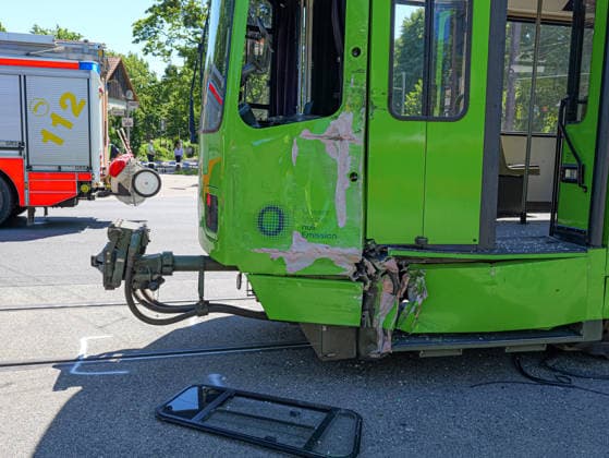 Schwerer Stadtbahnunfall in Hannover An der Haltestelle Allerweg kollidierten zwei Stadtbahnen. Dabei wurden 12 Personen verletzt. *** Serious light rail accident in Hanover Two light rail vehicles collided at the Allerweg stop, injuring 12 people Copyright: xBerndxGüntherx