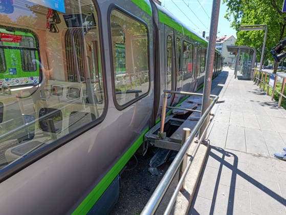 Schwerer Stadtbahnunfall in Hannover An der Haltestelle Allerweg kollidierten zwei Stadtbahnen. Dabei wurden 12 Personen verletzt. *** Serious light rail accident in Hanover Two light rail vehicles collided at the Allerweg stop, injuring 12 people Copyright: xBerndxGüntherx