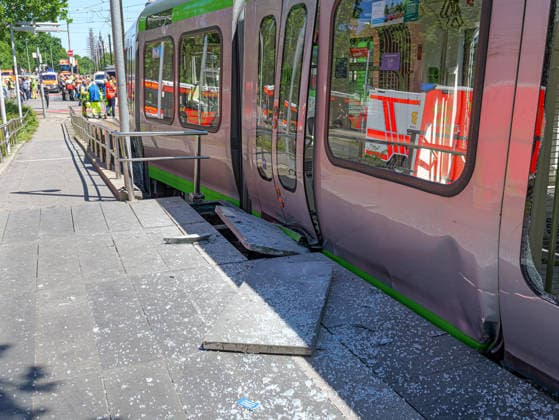 Schwerer Stadtbahnunfall in Hannover Der Hochbahnsteig Allerweg wurde zum Teil beschädigt. *** Serious light rail accident in Hanover The Allerweg elevated platform was partially damaged Copyright: xBerndxGüntherx