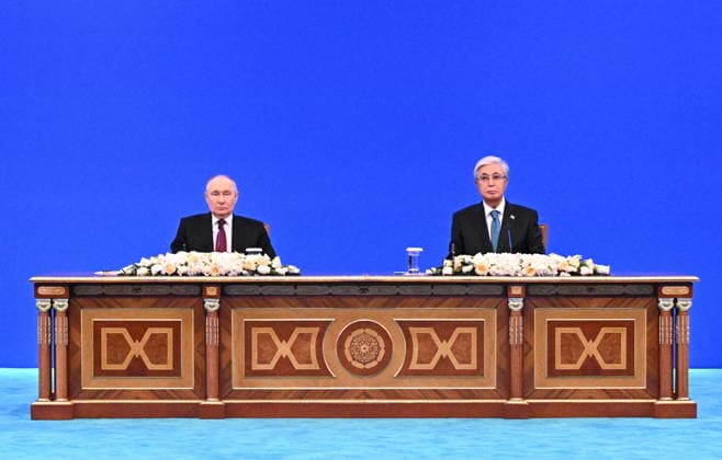 KAZAKHSTAN, ASTANA - MAY 28, 2026: Russia s President Vladimir Putin (L) and Kazakhstan s President Kassym-Jomart Tokayev are seen during a ceremony to sign joint documents at the Independence Palace Astana Kazakhstan  - ZUMAt113 20260528_zaa_t113_356 Copyright: xSergeixBobylevx