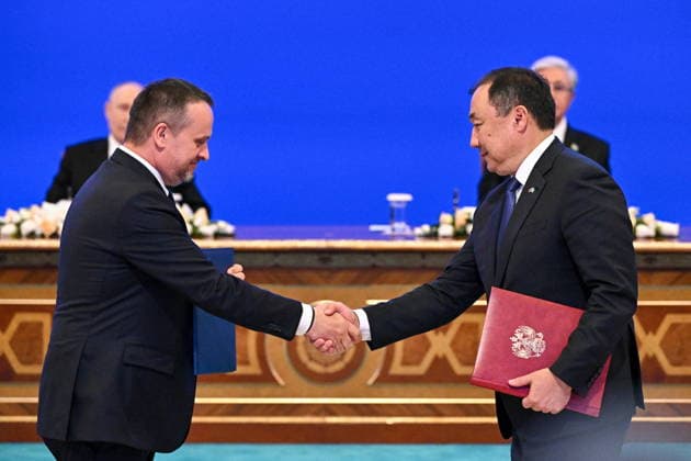 KAZAKHSTAN, ASTANA - MAY 28, 2026: Russia s Transport Minister Andrei Nikitin and Kazakhstan s Transport Minister Narlan Sauranbayev (L-R front) shake hands during a ceremony to sign joint documents at the Independence Palace. Sergei Bobylev TASS  93131614