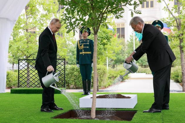 KAZAKHSTAN, ASTANA - MAY 28, 2026: Russia s President Vladimir Putin (L) and Kazakhstan s President Kassym-Jomart Tokayev take part in a tree-planting ceremony on the Alley of Eternal Friendship between Russia and Kazakhstan Astana Kazakhstan  - ZUMAt113 20260528_zaa_t113_360 Copyright: xAlexanderxShcherbakx
