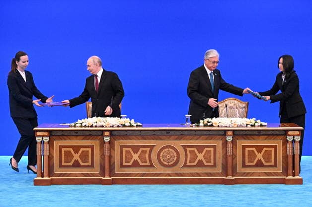 KAZAKHSTAN, ASTANA - MAY 28, 2026: Russia s President Vladimir Putin (2nd L) and Kazakhstan s President Kassym-Jomart Tokayev (2nd R) are seen during a ceremony to sign joint documents at the Independence Palace. Sergei Bobylev TASS  93132307