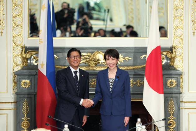 May 28, 2026, Tokyo, Japan: Sanae Takaichi, Japan s prime minister, right, and Ferdinand Marcos Jr., Philippines president, shake hands before a summit meeting at the Akasaka Palace state guest house in Tokyo, Japan, on Thursday, May 28, 2026. Tokyo Japan  - ZUMAz114 20260528_zih_z114_002 Copyright: xPOOLx