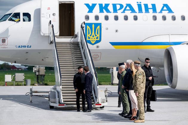 UPPSALA, SVERIGE 20260528 Ukrainas president Volodymyr Zelenskyj tas emot av Sveriges statsminister Ulf Kristersson pa Upplands flygflottilj F16 i Uppsala. UPPSALA SVERIGE x10430x *** UPPSALA, SWEDEN 20260528 Ukrainian President Volodymyr Zelenskyj is received by Swedish Prime Minister Ulf Kristersson at Uppland Air Force F16 in Uppsala UPPSALA SWEDEN x10430x  Copyright: xChristinexOlsson TTx KRISTERSSON OCH ZELENSKYJ PA UPPLANDS FLYGFLOTTILJ EN2zvYU5fOQ