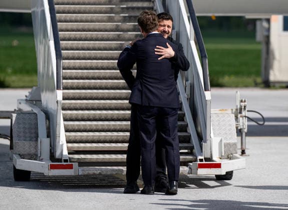 UPPSALA, SVERIGE 20260528 Ukrainas president Volodymyr Zelenskyj tas emot av Sveriges statsminister Ulf Kristersson pa Upplands flygflottilj F16 i Uppsala. UPPSALA SVERIGE x10430x *** UPPSALA, SWEDEN 20260528 Ukrainian President Volodymyr Zelenskyj is received by Swedish Prime Minister Ulf Kristersson at Uppland Air Force F16 in Uppsala UPPSALA SWEDEN x10430x  Copyright: xChristinexOlsson TTx KRISTERSSON OCH ZELENSKYJ PA UPPLANDS FLYGFLOTTILJ mjeA54o7Zzc