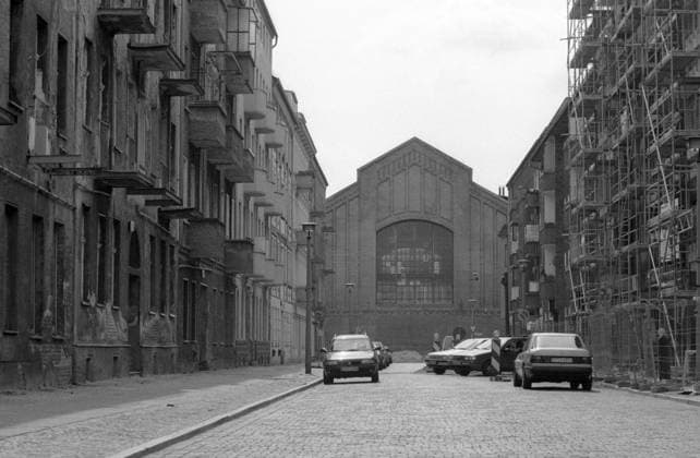 Heruntergekommene Wohnhäuser in der Reinbeckstraße mit Blick auf die Turbinenhalle des Kraftwerks Oberspree im Berliner Stadtteil Oberschöneweide. Dilapidated apartment buildings on Reinbeckstraße overlooking the turbine hall of the Oberspree power plant in Berlin’s Oberschöneweide neighborhood. *Aufnahmedatum geschätzt Date estimated* Berlin-Oberschöneweise *** Run-down apartment buildings on Reinbeckstraße overlooking the turbine hall of the Oberspree power plant in Berlins Oberschöneweide neighborhood Dilapidated apartment buildings on Reinbeckstraße overlooking the turbine hall of the Oberspree power plant in Berlins Oberschöneweide neighborhood Aufnahmedatum geschätzt Date estimated Berlin Oberschöneweide IMG1792.tif