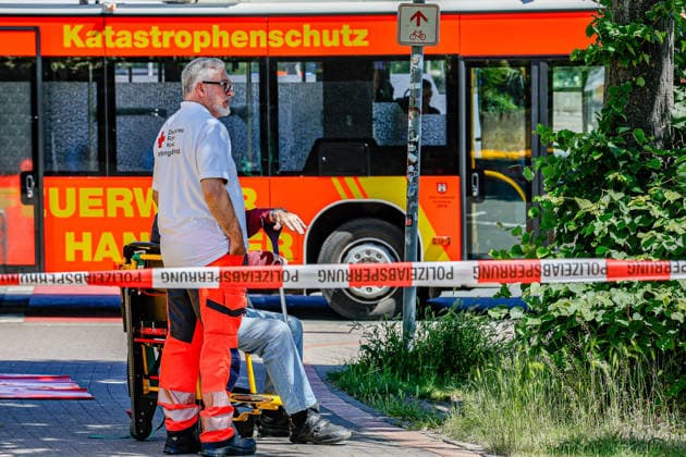 Zwei Stadtbahnen kollidieren seitlich - 12 verletzte Fahrgäste in der Linie 3 Eine stadtauswärts fahrende Stadthahn der Linie 3 und eine stadteinwärts fahrende Stadtbahn der Linie 3 kollidieren an einer Weiche im Kreuzungssbereich. Ein Sanitäter betreut einen Fahrgast. Im Hintergrund steht ein Großraumrettungswagen der Feuerwehr Hannover. Hannover Kreuzung Lavesallee Auestraße R Niedersachsen, Region Hannover Germany *** Two light rail vehicles collide sideways 12 injured passengers on line 3 An outbound light rail vehicle on line 3 and an inbound light rail vehicle on line 3 collide at a switch in the crossing area A paramedic attends to a passenger In the background is a large ambulance from the Hanover fire department Hanover inter