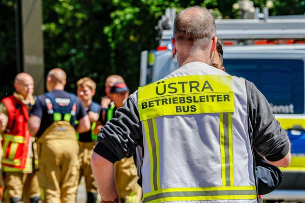 Zwei Stadtbahnen kollidieren seitlich - 12 verletzte Fahrgäste in der Linie 3 Eine stadtauswärts fahrende Stadthahn der Linie 3 und eine stadteinwärts fahrende Stadtbahn der Linie 3 kollidieren an einer Weiche im Kreuzungssbereich. Der Einsatzleiter der hannoverschen Verkehrsbetriebe Üstra an der Unfallstelle. Hannover Kreuzung Lavesallee Auestraße R Niedersachsen, Region Hannover Germany *** Two light rail vehicles collide sideways 12 injured passengers on line 3 An outbound light rail vehicle on line 3 and an inbound light rail vehicle on line 3 collide at a switch in the crossing area The head of operations of the Hanover transport company Üstra at the scene of the accident Hanover intersection Lavesallee Auestraße R Lower Saxony, H