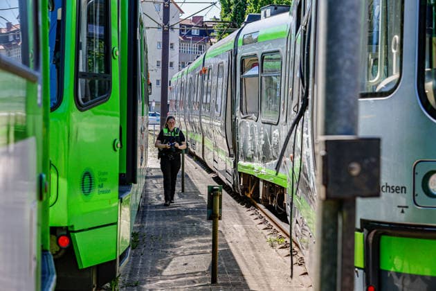 Zwei Stadtbahnen kollidieren seitlich - 12 verletzte Fahrgäste in der Linie 3 Eine stadtauswärts fahrende Stadthahn der Linie 3 und eine stadteinwärts fahrende Stadtbahn der Linie 3 kollidieren an einer Weiche im Kreuzungssbereich. Dokumentation der Unfallspuren duch eine Beamtion vom Verkehrsunfalldienst der Polizeidirektion Hannover. Hannover Kreuzung Lavesallee Auestraße R Niedersachsen, Region Hannover Germany *** Two light rail vehicles collide sideways 12 injured passengers on line 3 A light rail vehicle traveling out of the city on line 3 and a light rail vehicle traveling into the city on line 3 collide at a switch in the intersection area Documentation of the accident tracks by an officer from the traffic accident service of th