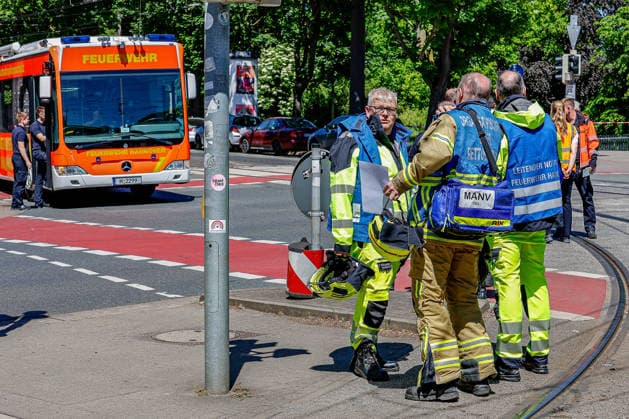 Zwei Stadtbahnen kollidieren seitlich - 12 verletzte Fahrgäste in der Linie 3 Eine stadtauswärts fahrende Stadthahn der Linie 3 und eine stadteinwärts fahrende Stadtbahn der Linie 3 kollidieren an einer Weiche im Kreuzungssbereich. Organisatorischer Leiter Rettungsdienst (Mitte) und zwei Leitende Notärzte treffen Absprachen an der Unfallstelle. Hannover Kreuzung Lavesallee Auestraße R Niedersachsen, Region Hannover Germany *** Two light rail vehicles collide sideways 12 injured passengers on line 3 A light rail vehicle travelling out of the city on line 3 and a light rail vehicle travelling into the city on line 3 collide at a switch in the intersection area Organizational head of the Central Rescue Service and two senior emergency phy