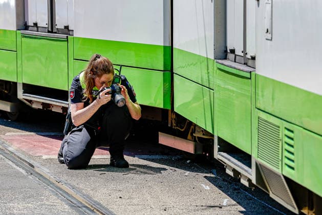 Zwei Stadtbahnen kollidieren seitlich - 12 verletzte Fahrgäste in der Linie 3 Eine stadtauswärts fahrende Stadthahn der Linie 3 und eine stadteinwärts fahrende Stadtbahn der Linie 3 kollidieren an einer Weiche im Kreuzungssbereich. Dokumentation der Unfallspuren duch eine Beamtion vom Verkehrsunfalldienst der Polizeidirektion Hannover. Hannover Kreuzung Lavesallee Auestraße R Niedersachsen, Region Hannover Germany *** Two light rail vehicles collide sideways 12 injured passengers on line 3 A light rail vehicle traveling out of the city on line 3 and a light rail vehicle traveling into the city on line 3 collide at a switch in the intersection area Documentation of the accident tracks by an officer from the traffic accident service of th