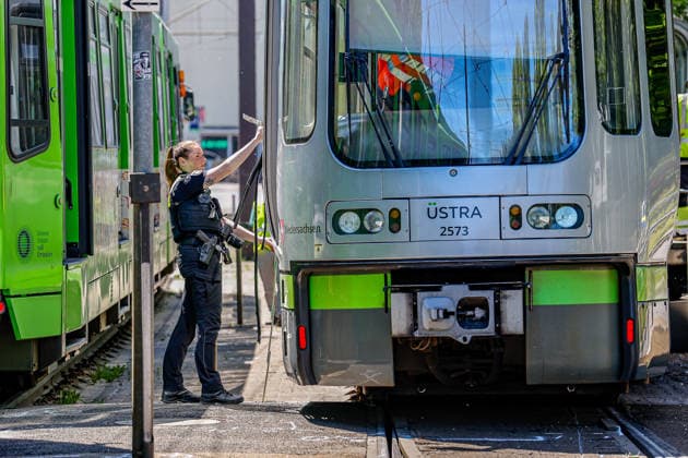Zwei Stadtbahnen kollidieren seitlich - 12 verletzte Fahrgäste in der Linie 3 Eine stadtauswärts fahrende Stadthahn der Linie 3 und eine stadteinwärts fahrende Stadtbahn der Linie 3 kollidieren an einer Weiche im Kreuzungssbereich. Dokumentation der Unfallspuren duch eine Beamtion vom Verkehrsunfalldienst der Polizeidirektion Hannover. Hannover Kreuzung Lavesallee Auestraße R Niedersachsen, Region Hannover Germany *** Two light rail vehicles collide sideways 12 injured passengers on line 3 A light rail vehicle traveling out of the city on line 3 and a light rail vehicle traveling into the city on line 3 collide at a switch in the intersection area Documentation of the accident tracks by an officer from the traffic accident service of th