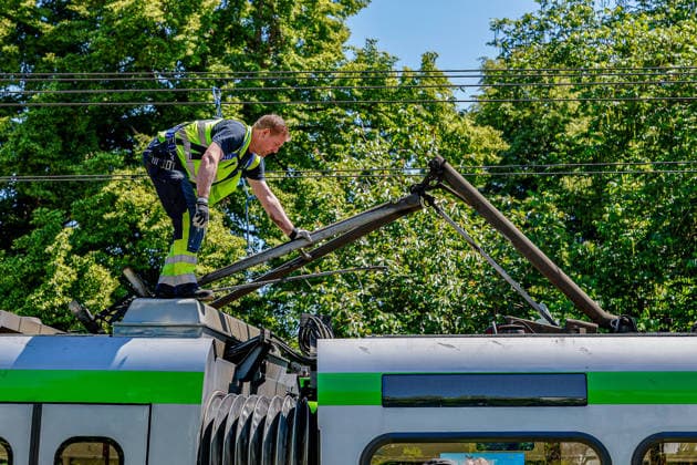 Zwei Stadtbahnen kollidieren seitlich - 12 verletzte Fahrgäste in der Linie 3 Eine stadtauswärts fahrende Stadthahn der Linie 3 und eine stadteinwärts fahrende Stadtbahn der Linie 3 kollidieren an einer Weiche im Kreuzungssbereich. Ein Mitarbeiter der Üstra muss den Stromabnehmer mechanisch einziehen Hannover Kreuzung Lavesallee Auestraße R Niedersachsen, Region Hannover Germany *** Two light rail vehicles collide sideways 12 injured passengers on line 3 An outbound light rail vehicle on line 3 and an inbound light rail vehicle on line 3 collide at a switch in the crossing area An Üstra employee has to mechanically retract the pantograph Hannover intersection Lavesallee Auestraße R Niedersachsen, Region Hannover Germany
