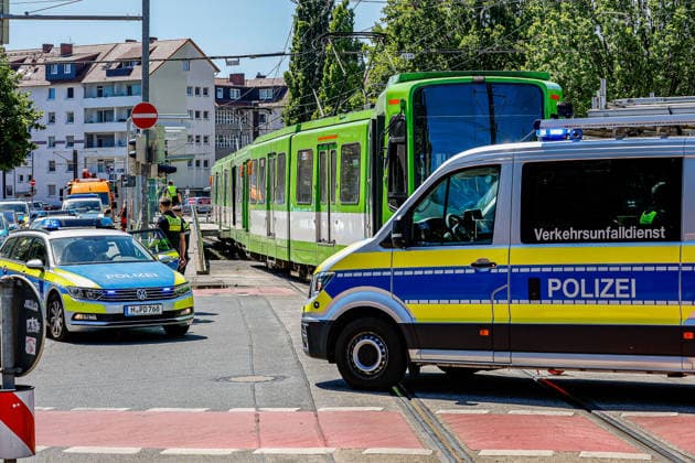 Zwei Stadtbahnen kollidieren seitlich - 12 verletzte Fahrgäste in der Linie 3 Eine stadtauswärts fahrende Stadthahn der Linie 3 und eine stadteinwärts fahrende Stadtbahn der Linie 3 kollidieren an einer Weiche im Kreuzungssbereich. Beamte und Beamtinnen vom Verkehrsunfalldienst der Polizeidirektion Hannover sichern Spuren und vermessen die Unfallstelle. Hannover Kreuzung Lavesallee Auestraße R Niedersachsen, Region Hannover Germany *** Two light rail vehicles collide sideways 12 passengers injured on line 3 A light rail vehicle traveling out of the city on line 3 and a light rail vehicle traveling into the city on line 3 collide at a switch in the intersection area Officers from the traffic accident service of the Hanover police departm