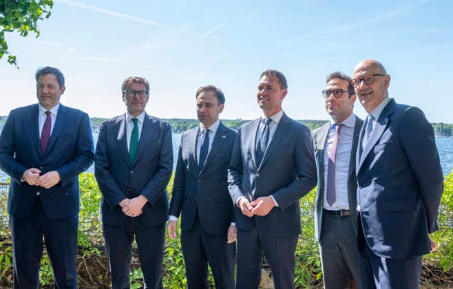 Lars Klingbeil vor dem Treffen der Finanzminister im 6 MS-Format EUR, Deutschland, Berlin, 28.05.2026: Pressestatement und Gespräche in vertrauter Runde des Bundesfinanzminister Lars Klingbeil vor dem Treffen der EU-Finanzminister im 6 MS-Format. Ein Treffen der Finanzminister Deutschlands, Frankreichs, Italiens, der Niederlande, Polens und Spaniens. *** Lars Klingbeil ahead of the meeting of finance ministers in the 6 MS format EUR, Germany, Berlin, 28 05 2026 Press statement and talks in an intimate setting by Federal Minister of Finance Lars Klingbeil ahead of the meeting of EU finance ministers in the 6 MS format A meeting of the finance ministers of Germany, France, Italy, the Netherlands, Poland and Spain