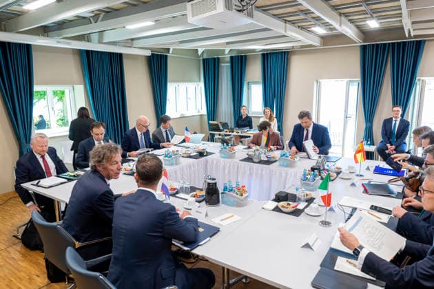 Lars Klingbeil vor dem Treffen der Finanzminister im 6 MS-Format EUR, Deutschland, Berlin, 28.05.2026: Pressestatement und Gespräche in vertrauter Runde des Bundesfinanzminister Lars Klingbeil vor dem Treffen der EU-Finanzminister im 6 MS-Format. Ein Treffen der Finanzminister Deutschlands, Frankreichs, Italiens, der Niederlande, Polens und Spaniens. *** Lars Klingbeil ahead of the meeting of finance ministers in the 6 MS format EUR, Germany, Berlin, 28 05 2026 Press statement and talks in an intimate setting by Federal Minister of Finance Lars Klingbeil ahead of the meeting of EU finance ministers in the 6 MS format A meeting of the finance ministers of Germany, France, Italy, the Netherlands, Poland and Spain