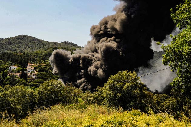 The population of Òrrius Barcelona is confined by a fire in the courtyard of an industrial building View of the fire in the courtyard of an industrial building, on May 28, 2026, in Òrria, Barcelona, Catalunya Espana Civil Protection has confined the population of Òrrius Barcelona via an ES Alert for a fire burning the yard of an industrial building in the town since Thursday at 13 54 hours The Bombers de la Generalitat are on the scene with 22 teams with the extinguishing tasks focused on the right flank of the fire to avoid jumping a ravine They recommend closing doors and windows, not going out into the street and follow the instructions of the authorities 28 MAY 2026 Ãrria, Barcelona Catalunya Catalunya Ãrria, Barcelona Catalunya Espana  Copyright: xAlbertoxParedesx 7556814