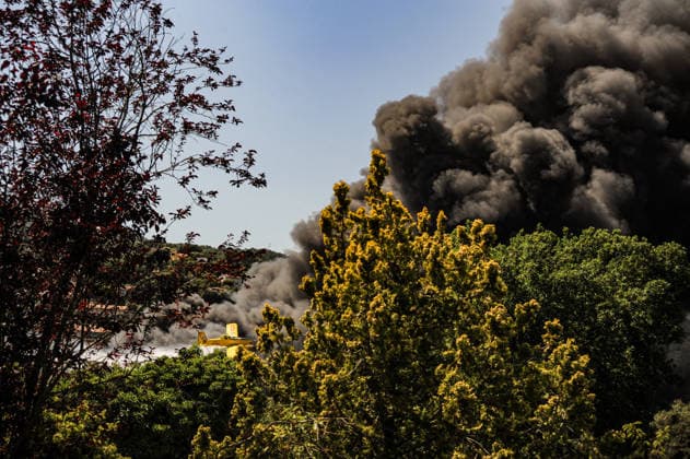 Confine the population of Òrrius Barcelona by a fire in the courtyard of an industrial building Air crews of the Bombers de la Generalitat work on the fire in the courtyard of an industrial building, at 28 May 2026, in Òrria, Barcelona, Catalunya Espana Civil Protection has confined the population of Òrrius Barcelona via an ES Alert for a fire burning the courtyard of an industrial building in the town since Thursday at 13 54 hours The Bombers de la Generalitat are on the scene with 22 teams with the extinguishing tasks focused on the right flank of the fire to avoid jumping a ravine Recommend closing doors and windows, do not go outside and follow the instructions of the authorities 28 MAY 2026 Ãrria, Barcelona Catalunya Catalunya Ãrria,  Copyright: xAlbertoxParedesx 7556822