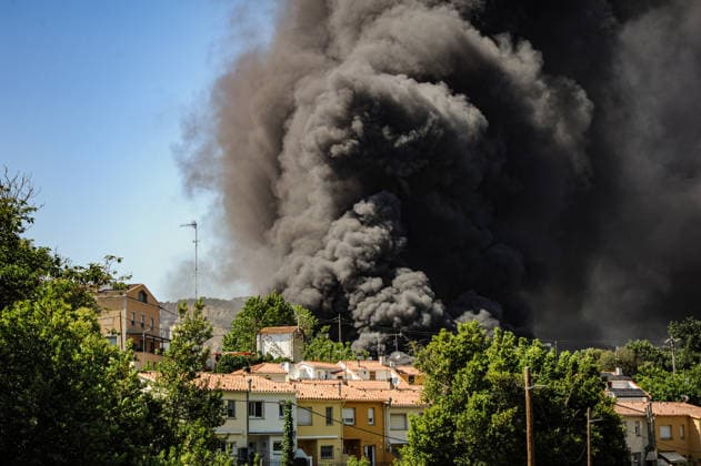 The population of Òrrius Barcelona is confined by a fire in the courtyard of an industrial building View of the fire in the courtyard of an industrial building, on May 28, 2026, in Òrria, Barcelona, Catalunya Espana Civil Protection has confined the population of Òrrius Barcelona via an ES Alert for a fire burning the yard of an industrial building in the town since Thursday at 13 54 hours The Bombers de la Generalitat are on the scene with 22 teams with the extinguishing tasks focused on the right flank of the fire to avoid jumping a ravine They recommend closing doors and windows, not going out into the street and follow the instructions of the authorities 28 MAY 2026 Ãrria, Barcelona Catalunya Catalunya Ãrria, Barcelona Catalunya Espana  Copyright: xAlbertoxParedesx 7556827