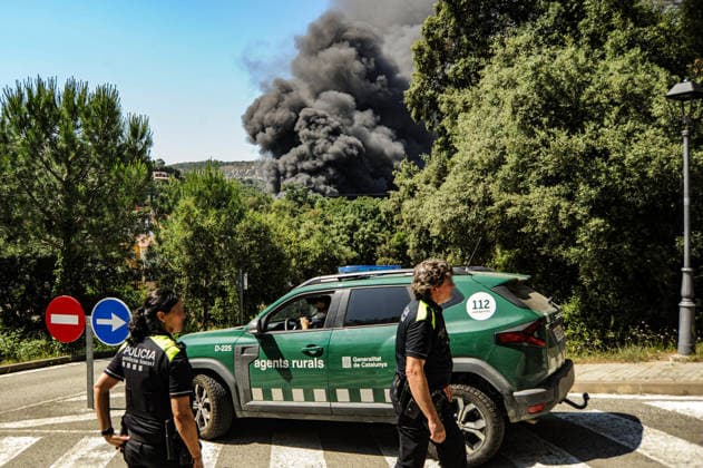 Confine the population of Òrrius Barcelona by a fire in the yard of an industrial building Local Police and Agents Rurals work on the fire in the yard of an industrial building, at 28 May 2026, in Òrria, Barcelona, Catalunya Espana Civil Protection has confined the population of Òrrius Barcelona via an ES Alert for a fire burning the courtyard of an industrial building in the town since Thursday at 13 54 hours The Bombers de la Generalitat are on the scene with 22 teams with the extinguishing tasks focused on the right flank of the fire to avoid jumping a ravine Recommend closing doors and windows, do not go outside and follow the directions of the authorities 28 MAY 2026 Ãrria, Barcelona Catalunya Catalunya Ãrria, Barcelona Catalunya Espa  Copyright: xAlbertoxParedesx 7556832
