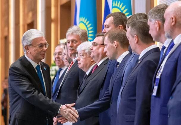Kazakhstan Russia 9175360 28.05.2026 Kazakh President Kassym-Jomart Tokayev greets members of Russian delegation during an official welcoming ceremony for Russian President Vladimir Putin outside the Palace of Independence in Astana, Kazakhstan. Alexander Shcherbak Sputnik Astana Kazakhstan  Copyright: xAlexanderxShcherbakx