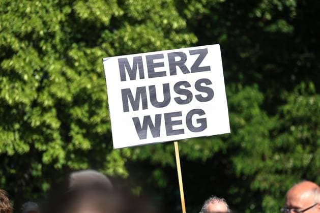 Berlin, Deutschland, 28.05.2026: Lucie-Leydicke-Platz: BSW-Demo mit Sahra Wagenknecht: Teilnehmer halten ein Schild mit der Aufschrift Merz muss weg in Bezug auf den amtierenden Bundeskanzler Friedrich Merz (CDU) *** Berlin, Germany, 28 05 2026 Lucie Leydicke Platz BSW demo with Sahra Wagenknecht Participants hold a sign with the inscription Merz muss weg in reference to the incumbent Federal Chancellor Friedrich Merz CDU Copyright: xdtsxNachrichtenagenturx dts_121076