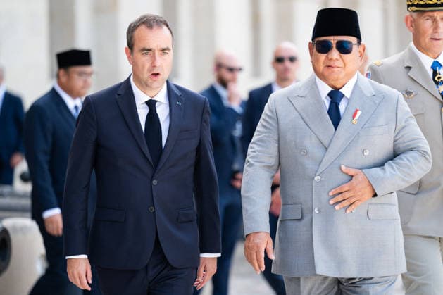 Sebastien Lecornu Receives Prabowo Subianto at The Invalides - Paris French Prime Minister Sebastien Lecornu and Indonesia s President Prabowo Subianto during the welcoming ceremony for the Indonesia s President Prabowo Subianto by the French Prime Minister in the aisle of the Hôtel des Invalides in Paris on May 28, 2026. Photo by Alexis Jumeau ABACAPRESS.COM Paris France  Copyright: xJumeauxAlexis ABACAx