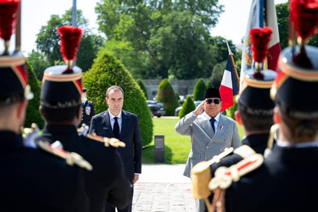 Sebastien Lecornu Receives Prabowo Subianto at The Invalides - Paris French Prime Minister Sebastien Lecornu and Indonesia s President Prabowo Subianto during the welcoming ceremony for the Indonesia s President Prabowo Subianto by the French Prime Minister in the aisle of the Hôtel des Invalides in Paris on May 28, 2026. Photo by Alexis Jumeau ABACAPRESS.COM Paris France  Copyright: xJumeauxAlexis ABACAx