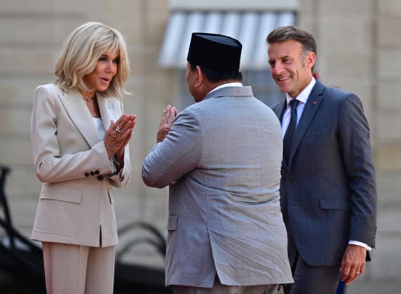 Le président de la République française Emmanuel Macron et sa femme la Première Dame Brigitte Macron accueillent le président indonésien Prabowo Subianto avant une rencontre au palais présidentiel de lÉlysée, à Paris, France, le 28 mai 2026 Christian Liewig Bestimage French President Emmanuel Macron and his wife French First Lady Brigitte Macron welcome Indonesia s President Prabowo Subianto ahead of a meeting at The Elysee Presidential Palace in Paris, France, on May 28, 2026 Paris France  Copyright: xChristianxLiewigx xBestimagexChristianxLiewigx xBestimagex