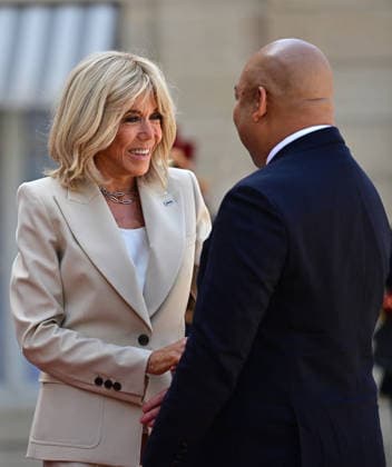 Le président de la République française et sa femme la Première Dame Brigitte Macron accueillent le président indonésien avant une rencontre au palais présidentiel de lÉlysée, à Paris, France, le 28 mai 2026 Christian Liewig Bestimage French President and his wife French First Lady Brigitte Macron welcome Indonesias President ahead of a meeting at The Elysee Presidential Palace in Paris, France, on May 28, 2026 Paris France  Copyright: xChristianxLiewigx xBestimagexChristianxLiewigx xBestimagex