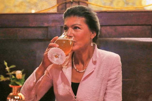 Berlin, Deutschland, 28.05.2026: Kneipenbesuch mit Sahra Wagenknecht: Sahra Wagenknecht, BSW, sitzt zu Wahlkampf-Zwecken in einer Kneipe und trinkt aus einem Glas Bier *** Berlin, Germany, 28 05 2026 Pub visit with Sahra Wagenknecht Sahra Wagenknecht, BSW, sits in a pub for election campaign purposes and drinks from a glass of beer Copyright: xdtsxNachrichtenagenturx dts_121084