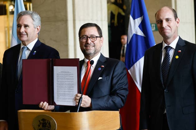 Santiago, May 28, 2026 The Minister of Foreign Affairs, Francisco Perez Mackenna, together with ministers exhibit the signed commitment at the closing of the High Level Meeting Santiago Regional Commitment Against Transnational Organized Crime Diego Martin Aton Chile, Aton 1159644 jpeg  Copyright: DIEGOxMARTIN ATONxCHILE
