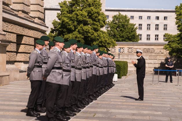 Feierliches Gelöbnis der Bundeswehr vor dem Abgeordnetenhaus von Berlin 28.05.2026, Politik, Berlin, Feierliches Gelöbnis der Bundeswehr vor dem Abgeordnetenhaus von Berlin Einweisung von Soldaten im Vorfeld der Veranstaltung. Berlin Abgeordnetenhaus von Berlin Berlin Deutschland *** Ceremonial pledge of the Bundeswehr in front of the Berlin House of Representatives 28 05 2026, Politics, Berlin, Ceremonial pledge of the Bundeswehr in front of the Berlin House of Representatives Briefing of soldiers ahead of the event Berlin Berlin House of Representatives Berlin Berlin Germany Copyright: xJamesxZabelx