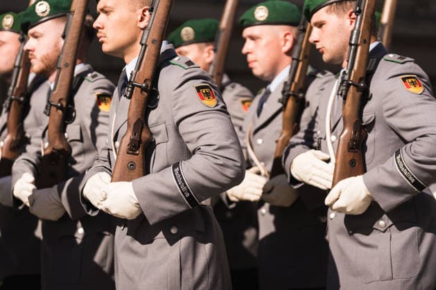 Feierliches Gelöbnis der Bundeswehr vor dem Abgeordnetenhaus von Berlin 28.05.2026, Politik, Berlin, Feierliches Gelöbnis der Bundeswehr vor dem Abgeordnetenhaus von Berlin Einmarsch Wachbataillon mit Gewehren zur Veranstaltung Berlin Abgeordnetenhaus von Berlin Berlin Deutschland *** Ceremonial pledge of the Bundeswehr in front of the Berlin House of Representatives 28 05 2026, Politics, Berlin, Ceremonial pledge of the Bundeswehr in front of the Berlin House of Representatives Guard battalion marching in with rifles to the event Berlin Berlin House of Representatives Berlin Berlin Germany Copyright: xJamesxZabelx