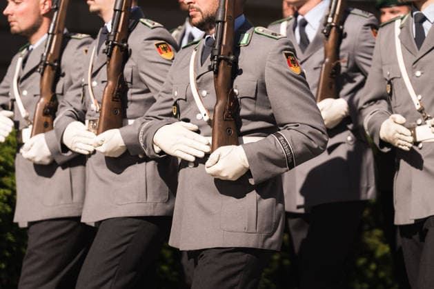 Feierliches Gelöbnis der Bundeswehr vor dem Abgeordnetenhaus von Berlin 28.05.2026, Politik, Berlin, Feierliches Gelöbnis der Bundeswehr vor dem Abgeordnetenhaus von Berlin Einmarsch Wachbataillon mit Gewehren zur Veranstaltung Berlin Abgeordnetenhaus von Berlin Berlin Deutschland *** Ceremonial pledge of the Bundeswehr in front of the Berlin House of Representatives 28 05 2026, Politics, Berlin, Ceremonial pledge of the Bundeswehr in front of the Berlin House of Representatives Guard battalion marching in with rifles to the event Berlin Berlin House of Representatives Berlin Berlin Germany Copyright: xJamesxZabelx