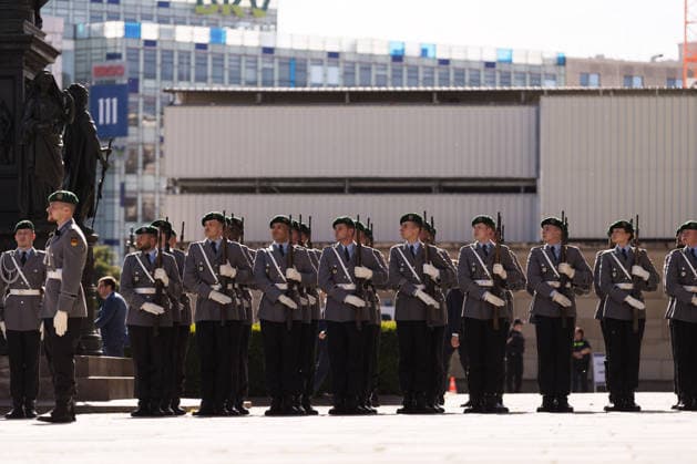 Feierliches Gelöbnis der Bundeswehr vor dem Abgeordnetenhaus von Berlin 28.05.2026, Politik, Berlin, Feierliches Gelöbnis der Bundeswehr vor dem Abgeordnetenhaus von Berlin Einmarsch Wachbataillon mit Gewehren zur Veranstaltung Berlin Abgeordnetenhaus von Berlin Berlin Deutschland *** Ceremonial pledge of the Bundeswehr in front of the Berlin House of Representatives 28 05 2026, Politics, Berlin, Ceremonial pledge of the Bundeswehr in front of the Berlin House of Representatives Guard battalion marching in with rifles to the event Berlin Berlin House of Representatives Berlin Berlin Germany Copyright: xJamesxZabelx