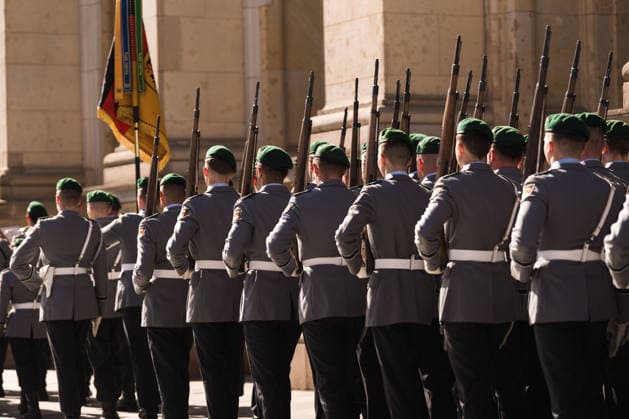 Feierliches Gelöbnis der Bundeswehr vor dem Abgeordnetenhaus von Berlin 28.05.2026, Politik, Berlin, Feierliches Gelöbnis der Bundeswehr vor dem Abgeordnetenhaus von Berlin Einmarsch Wachbataillon mit Gewehren zur Veranstaltung Berlin Abgeordnetenhaus von Berlin Berlin Deutschland *** Ceremonial pledge of the Bundeswehr in front of the Berlin House of Representatives 28 05 2026, Politics, Berlin, Ceremonial pledge of the Bundeswehr in front of the Berlin House of Representatives Guard battalion marching in with rifles to the event Berlin Berlin House of Representatives Berlin Berlin Germany Copyright: xJamesxZabelx