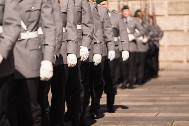 Feierliches Gelöbnis der Bundeswehr vor dem Abgeordnetenhaus von Berlin 28.05.2026, Politik, Berlin, Feierliches Gelöbnis der Bundeswehr vor dem Abgeordnetenhaus von Berlin Einmarsch Musikkorps zur Veranstaltung. Berlin Abgeordnetenhaus von Berlin Berlin Deutschland Copyright: xJamesxZabelx