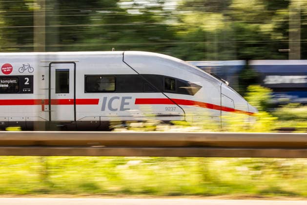Bahnstrecke bei Altbach mit ICE. 27.05.2026, Altbach, Baden-Württemberg, Deutschland *** Railroad line near Altbach with ICE 27 05 2026, Altbach, Baden Württemberg, Germany