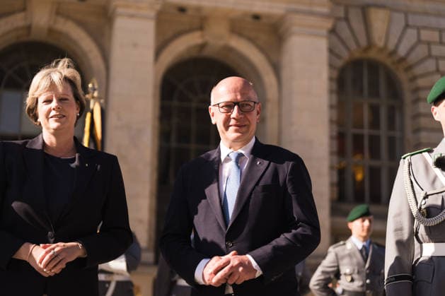 Feierliches Gelöbnis der Bundeswehr vor dem Abgeordnetenhaus von Berlin 28.05.2026, Politik, Berlin, Feierliches Gelöbnis der Bundeswehr vor dem Abgeordnetenhaus von Berlin Der Regierenden Bürgermeister Kai Wegner und die Präsidentin des Berliner Abgeordnetenhauses Cornelia Seibeld nach der Anlegung des Eides der Rekruten. Berlin Abgeordnetenhaus von Berlin Berlin Deutschland *** Ceremonial swearing-in of the Bundeswehr in front of the Berlin House of Representatives 28 05 2026, Politics, Berlin, Ceremonial swearing-in of the Bundeswehr in front of the Berlin House of Representatives The Governing Mayor Kai Wegner and the President of the Berlin House of Representatives Cornelia Seibeld after the recruits took the oath Berlin Berlin Ho Copyright: xJamesxZabelx