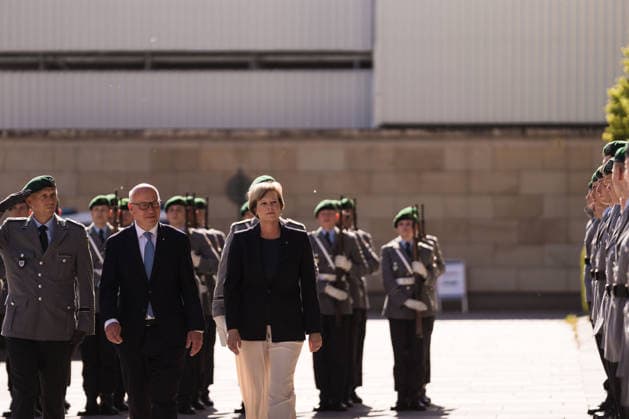 Feierliches Gelöbnis der Bundeswehr vor dem Abgeordnetenhaus von Berlin 28.05.2026, Politik, Berlin, Feierliches Gelöbnis der Bundeswehr vor dem Abgeordnetenhaus von Berlin Begrüßung der Rekruten durch den Regierenden Bürgermeister Kai Wegner und der Präsidentin des Berliner Abgeordnetenhauses Cornelia Seibeld. Berlin Abgeordnetenhaus von Berlin Berlin Deutschland *** Ceremonial swearing-in of the Bundeswehr in front of the Berlin House of Representatives 28 05 2026, Politics, Berlin, Ceremonial swearing-in of the Bundeswehr in front of the Berlin House of Representatives Welcoming the recruits by the Governing Mayor Kai Wegner and the President of the Berlin House of Representatives Cornelia Seibeld Berlin Berlin House of Representa Copyright: xJamesxZabelx