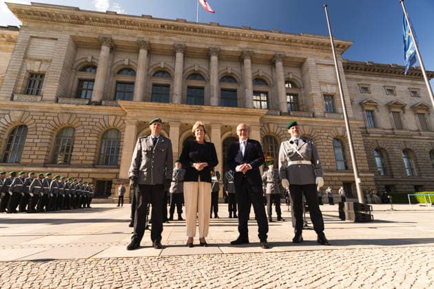 Feierliches Gelöbnis der Bundeswehr vor dem Abgeordnetenhaus von Berlin 28.05.2026, Politik, Berlin, Feierliches Gelöbnis der Bundeswehr vor dem Abgeordnetenhaus von Berlin Der Regierenden Bürgermeister Kai Wegner und die Präsidentin des Berliner Abgeordnetenhauses Cornelia Seibeld nach der Anlegung des Eides der Rekruten. Berlin Abgeordnetenhaus von Berlin Berlin Deutschland *** Ceremonial swearing-in of the Bundeswehr in front of the Berlin House of Representatives 28 05 2026, Politics, Berlin, Ceremonial swearing-in of the Bundeswehr in front of the Berlin House of Representatives The Governing Mayor Kai Wegner and the President of the Berlin House of Representatives Cornelia Seibeld after the recruits took the oath Berlin Berlin Ho Copyright: xJamesxZabelx