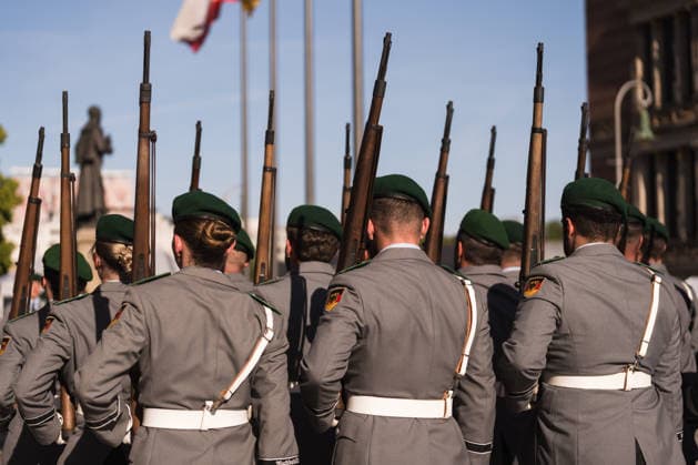 Feierliches Gelöbnis der Bundeswehr vor dem Abgeordnetenhaus von Berlin 28.05.2026, Politik, Berlin, Feierliches Gelöbnis der Bundeswehr vor dem Abgeordnetenhaus von Berlin Symbolbild, Symbol, Soldaten des Wachbataillon mit Gewehren. Berlin Abgeordnetenhaus von Berlin Berlin Deutschland *** Ceremonial pledge of the Bundeswehr in front of the Berlin House of Representatives 28 05 2026, Politics, Berlin, Ceremonial pledge of the Bundeswehr in front of the Berlin House of Representatives symbol image, symbol, soldiers of the guard battalion with rifles Berlin Berlin House of Representatives Berlin Berlin Germany Copyright: xJamesxZabelx