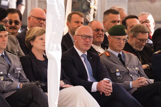 Feierliches Gelöbnis der Bundeswehr vor dem Abgeordnetenhaus von Berlin 28.05.2026, Politik, Berlin, Feierliches Gelöbnis der Bundeswehr vor dem Abgeordnetenhaus von Berlin Der Regierende Bürgermeister Kai Wegner und die Präsidentin des Berliner Abgeordnetenhauses Cornelia Seibeld verfolgen die Veranstaltung Berlin Abgeordnetenhaus von Berlin Berlin Deutschland *** Ceremonial pledge of the Bundeswehr in front of the Berlin House of Representatives 28 05 2026, Politics, Berlin, Ceremonial pledge of the Bundeswehr in front of the Berlin House of Representatives The Governing Mayor Kai Wegner and the President of the Berlin House of Representatives Cornelia Seibeld follow the event Berlin Berlin House of Representatives Berlin Berlin Germ Copyright: xJamesxZabelx