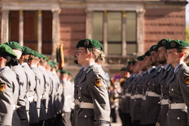 Feierliches Gelöbnis der Bundeswehr vor dem Abgeordnetenhaus von Berlin 28.05.2026, Politik, Berlin, Feierliches Gelöbnis der Bundeswehr vor dem Abgeordnetenhaus von Berlin Soldatin des Wachbataillon Berlin Abgeordnetenhaus von Berlin Berlin Deutschland *** Ceremonial pledge of the Bundeswehr in front of the Berlin House of Representatives 28 05 2026, Politics, Berlin, Ceremonial pledge of the Bundeswehr in front of the Berlin House of Representatives Soldier of the Berlin Guard Battalion Berlin House of Representatives Berlin Berlin Germany Copyright: xJamesxZabelx