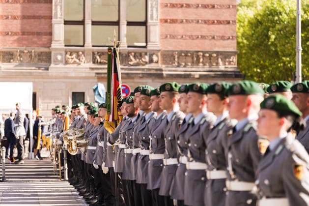 Feierliches Gelöbnis der Bundeswehr vor dem Abgeordnetenhaus von Berlin 28.05.2026, Politik, Berlin, Feierliches Gelöbnis der Bundeswehr vor dem Abgeordnetenhaus von Berlin Symbolbild, Symbol Wachbataillon mit Deutschlandflagge Berlin Abgeordnetenhaus von Berlin Berlin Deutschland *** Ceremonial pledge of the Bundeswehr in front of the Berlin House of Representatives 28 05 2026, Politics, Berlin, Ceremonial pledge of the Bundeswehr in front of the Berlin House of Representatives symbol image, symbol guard battalion with German flag Berlin Berlin House of Representatives Berlin Berlin Germany Copyright: xJamesxZabelx