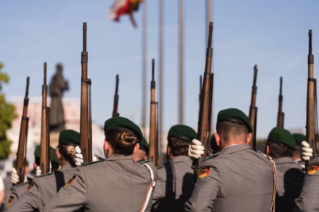 Feierliches Gelöbnis der Bundeswehr vor dem Abgeordnetenhaus von Berlin 28.05.2026, Politik, Berlin, Feierliches Gelöbnis der Bundeswehr vor dem Abgeordnetenhaus von Berlin Symbolbild, Symbol, Soldaten des Wachbataillon mit Gewehren. Berlin Abgeordnetenhaus von Berlin Berlin Deutschland *** Ceremonial pledge of the Bundeswehr in front of the Berlin House of Representatives 28 05 2026, Politics, Berlin, Ceremonial pledge of the Bundeswehr in front of the Berlin House of Representatives symbol image, symbol, soldiers of the guard battalion with rifles Berlin Berlin House of Representatives Berlin Berlin Germany Copyright: xJamesxZabelx